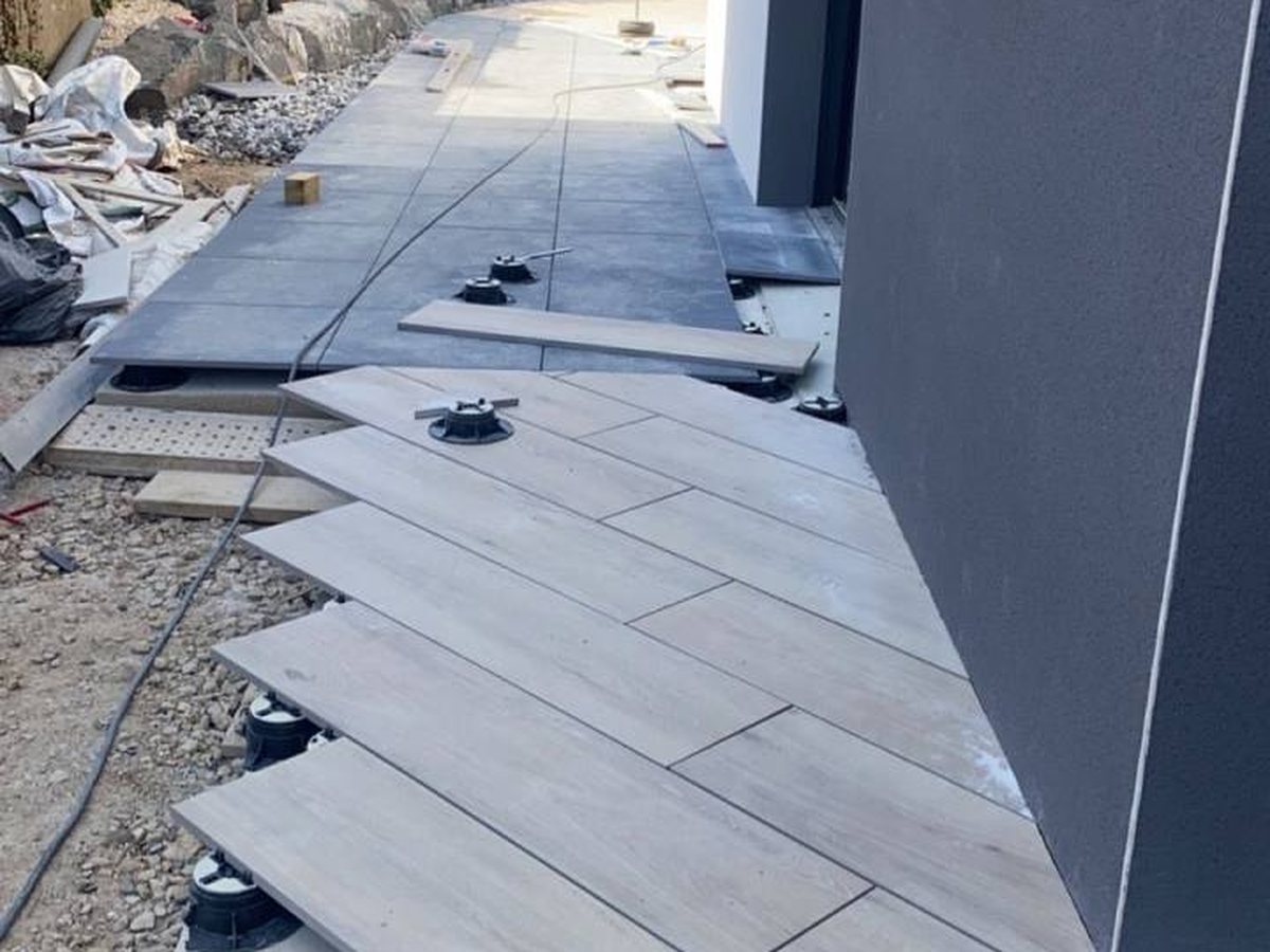 Terrasse sur plots — pose carrelage extérieur